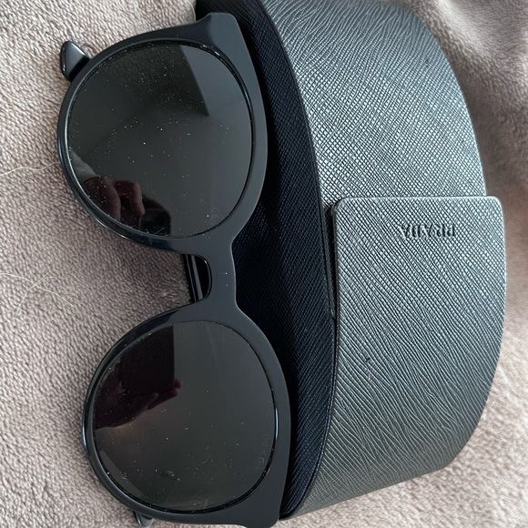Used Black Prada sunglasses - Picture 3 of 7